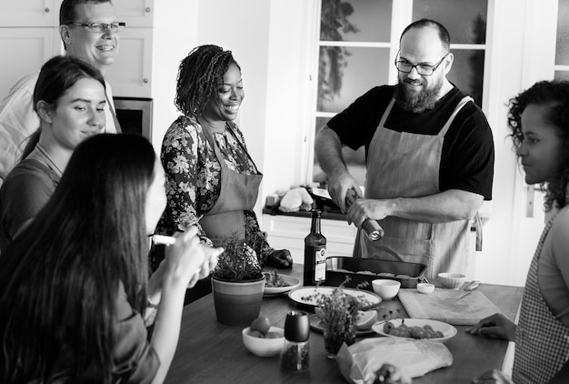 Diversas personas que se unen a la clase de cocina.