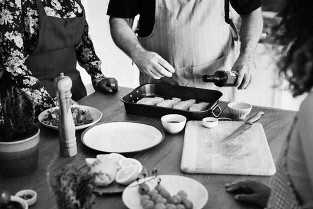 Diversas personas que se unen a la clase de cocina.