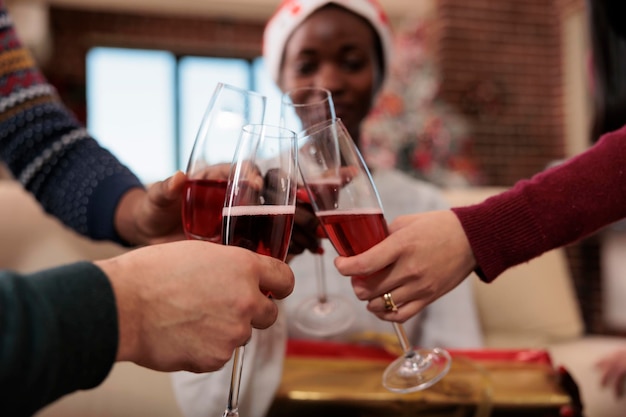 Foto gratuita diversas personas tintinean copas de vino en la fiesta de la oficina