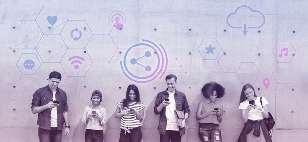 Diversas personas usando sus teléfonos