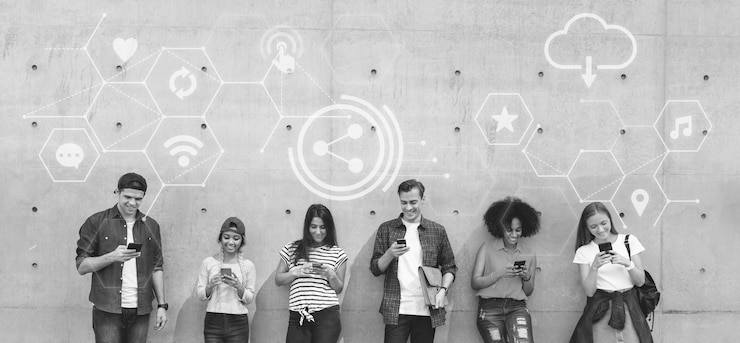 Foto gratuito diversas personas usando sus teléfonos