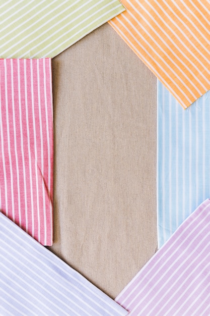 Foto gratuita las diversas rayas coloridas modelan la materia textil que forma el marco en fondo de la textura del paño del saco