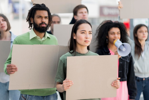 Diversidad de personas protestando juntas