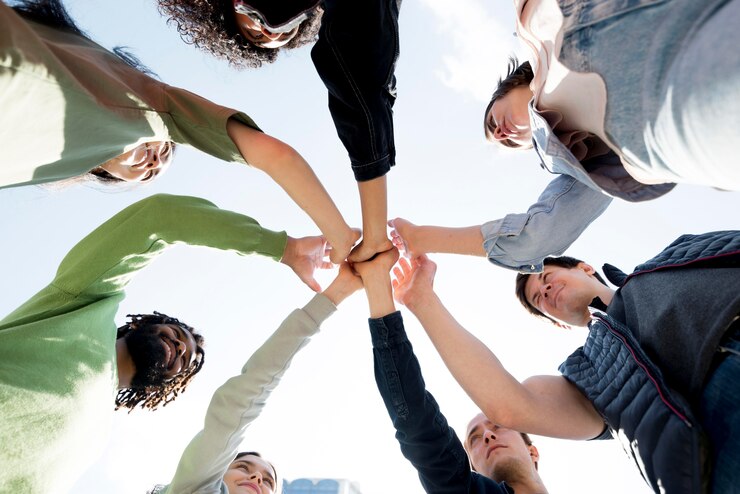 Foto gratuito diversidad de personas tomados de la mano vista inferior