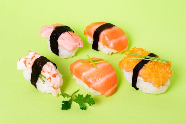 Diversidad de sushi de alto ángulo en la mesa