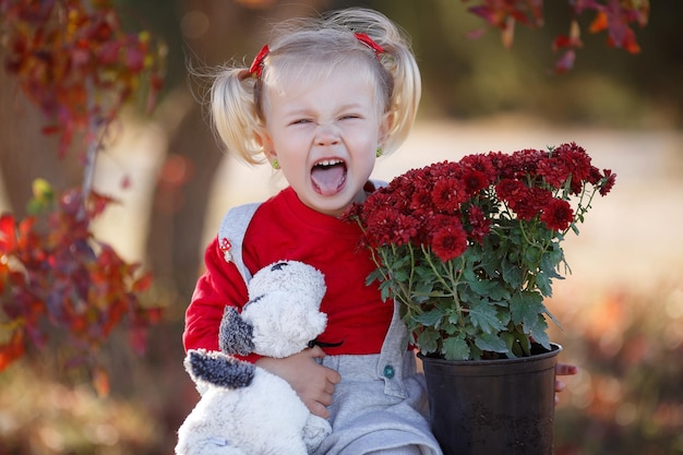 diversión emocional linda niña al aire libre