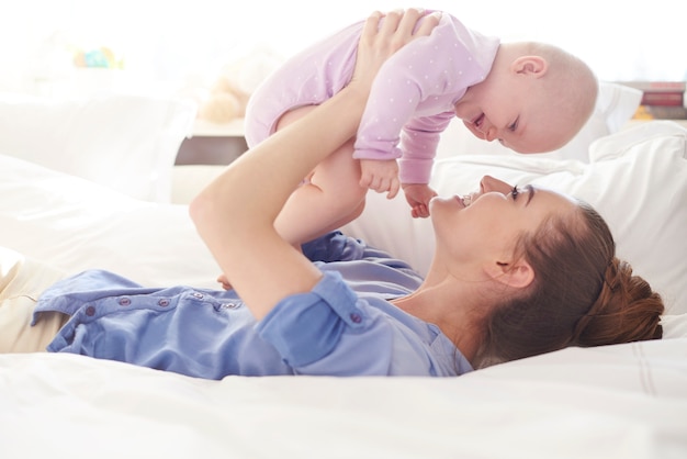 Diversión con madre en la cama