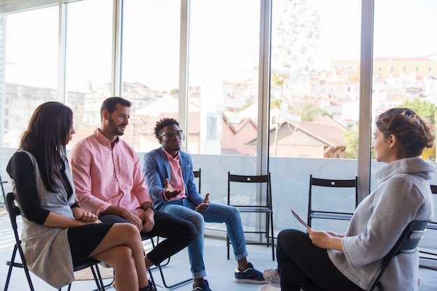 Diverso entrenador de consultoría de equipo de inicio