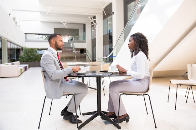 Diversos colegas de negocios con coffee break