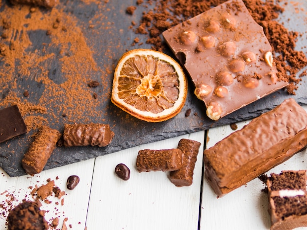 Diversos dulces y chocolates en polvo con cacao.