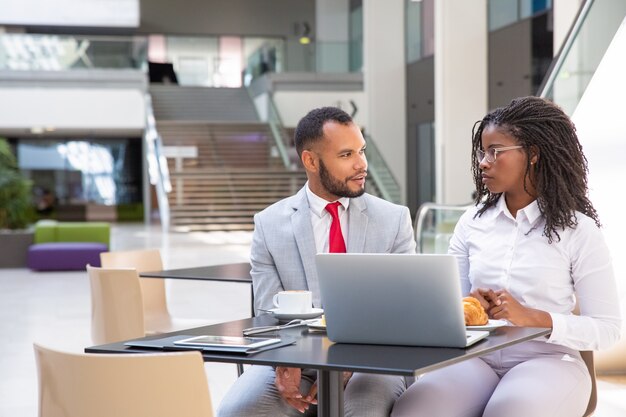 Diversos empleados de oficina discutiendo proyecto