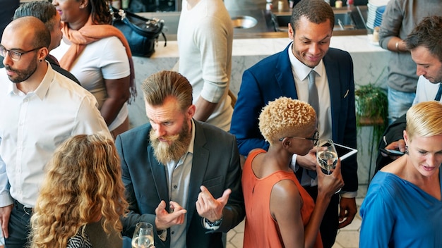 Foto gratuita diversos empresarios en una cena