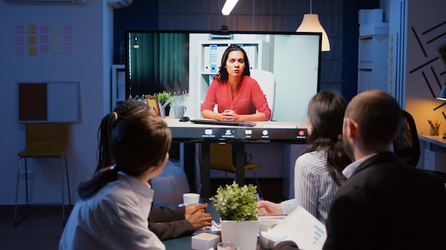 Diversos empresarios multiétnicos discutiendo la estrategia de gestión durante la videollamada en línea