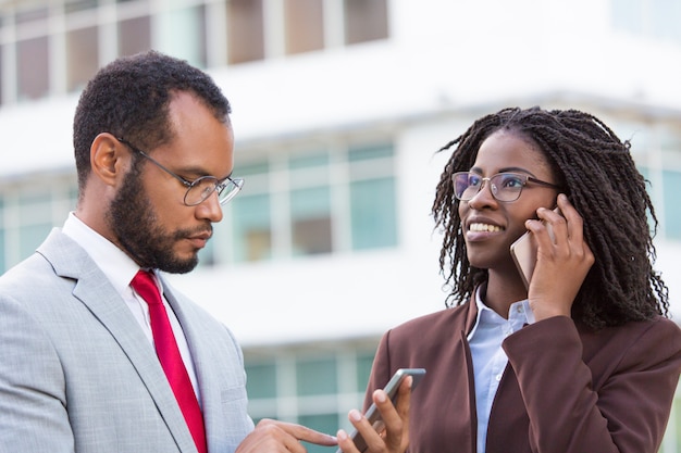 Diversos empresarios que usan teléfonos móviles