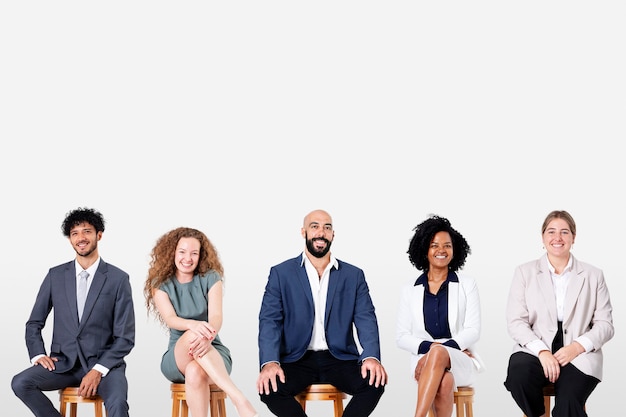 Diversos empresarios sonriendo mientras están sentados puestos de trabajo y campaña de carrera