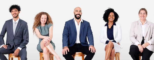 Diversos empresarios sonriendo mientras están sentados puestos de trabajo y campaña de carrera