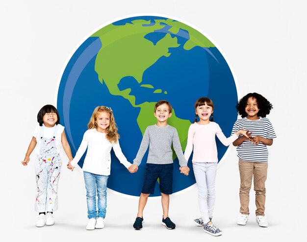 Diversos niños difundiendo conciencia ambiental.