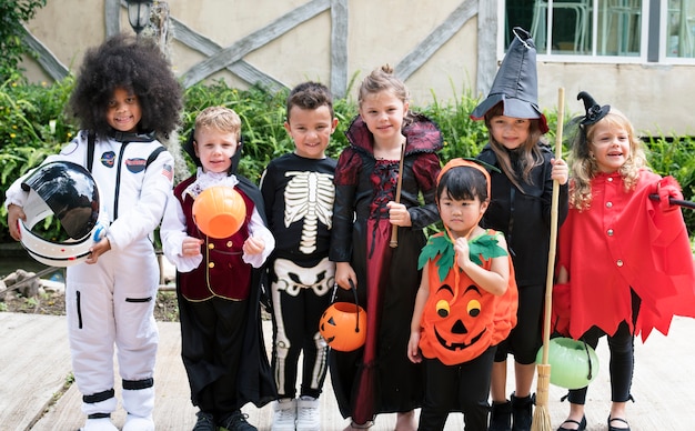 Diversos niños en disfraces de halloween.