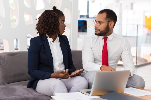 Diversos profesionales discutiendo proyecto