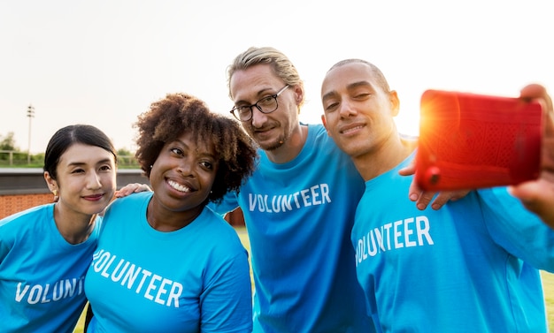 Foto gratuita diversos voluntarios tomando una selfie juntos