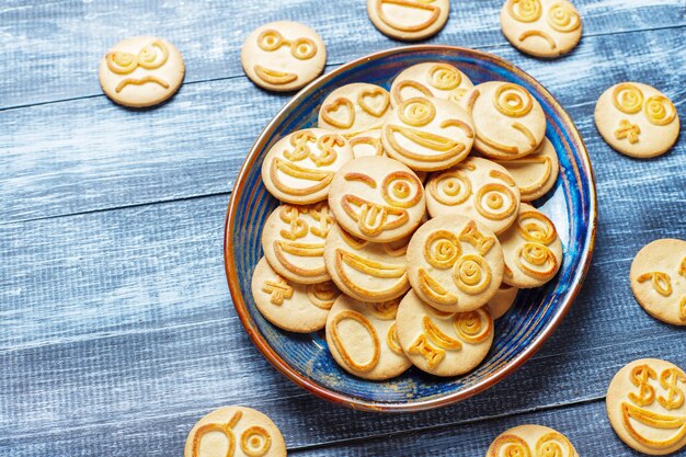 Divertidas galletas de diferentes emociones, sonrientes y tristes galletas