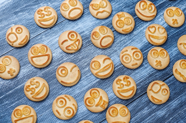 Divertidas galletas de diferentes emociones, sonrientes y tristes galletas