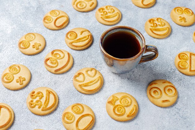 Divertidas galletas de diferentes emociones, sonrientes y tristes galletas