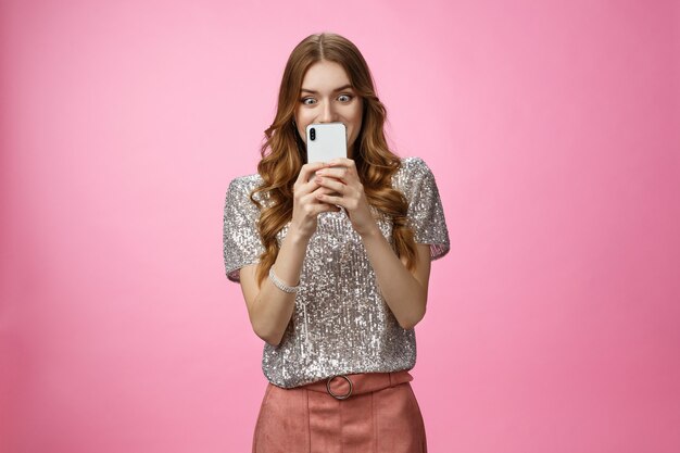 Divertido curioso atractivo elegante mujer glamour europea de compras en línea mirando emocionado sorprendido ...