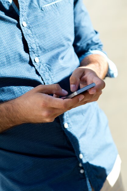 Foto gratuita divertido teléfono inteligente jóvenes buscando jóvenes