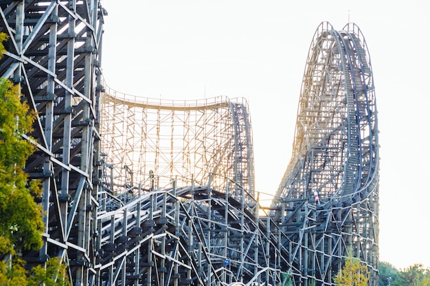 divertido tema de la puesta del sol colorido parque de atracciones