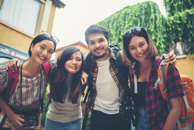 Divertirse juntos hablando selfie sonriendo disfrutar buenos momentos juntos