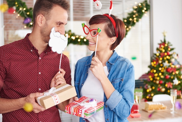 Divirtiéndose en la fiesta de la oficina de Navidad