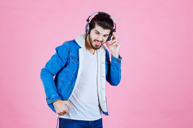 Dj con auriculares bailando y relajándose