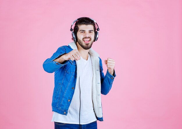 Dj con auriculares bailando y relajándose