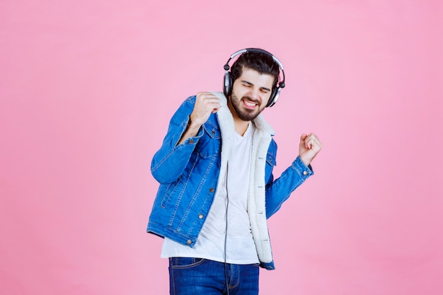 Foto gratuita dj con auriculares bailando y relajándose