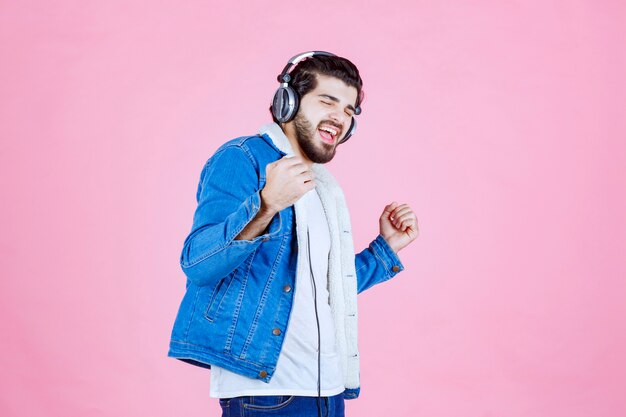 Dj con auriculares bailando y relajándose