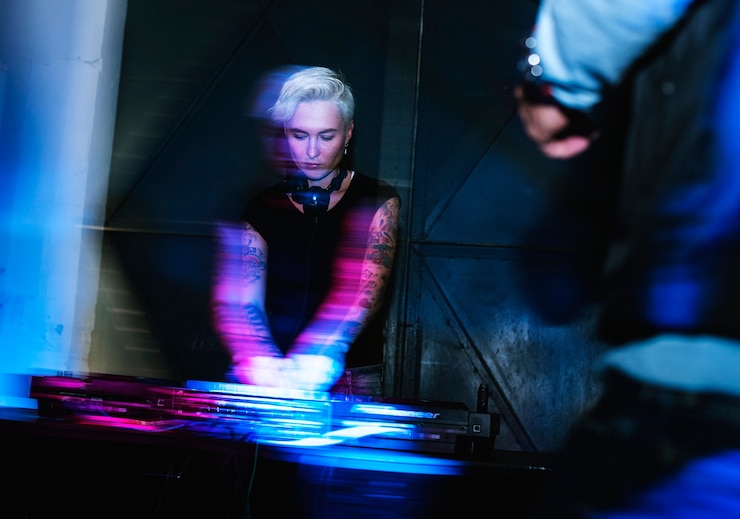 Foto gratuito dj está en una estación de mezclador