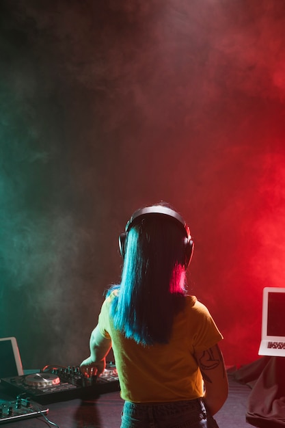 Dj femenino en el club de mezcla