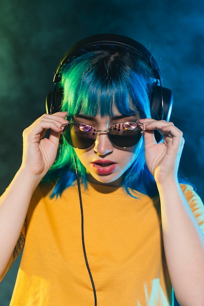 Foto gratuita dj femenino ponerse gafas de sol