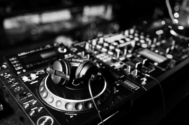 DJ girando mezclando y rascando controles de pista en la plataforma de dj estroboscópica Dj Music club life concept