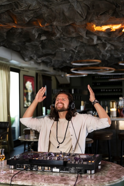 Dj masculino cuidando el entretenimiento musical en una fiesta