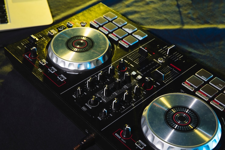 Foto gratuito dj mezclando el control del panel de la placa de sonido