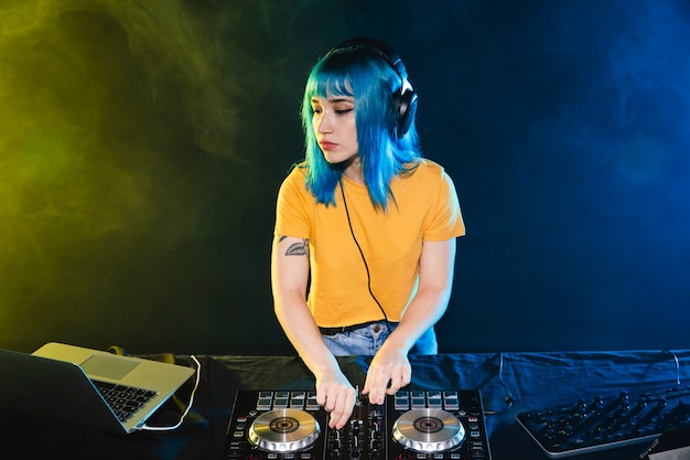 DJ profesional mujer entreteniendo la noche