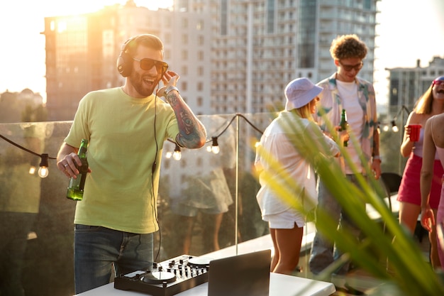 Dj sonriente de tiro medio en la fiesta