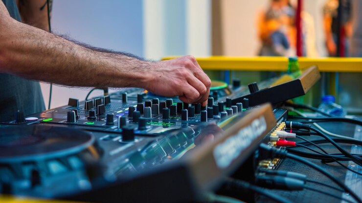 Foto gratuito dj tocando música electrónica en su placa de sonido