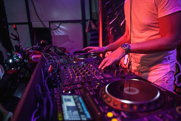 DJ tocando música en el mezclador