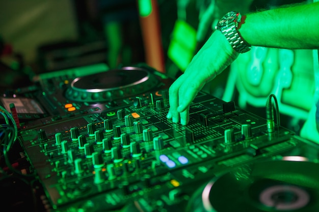 DJ tocando música en el mezclador