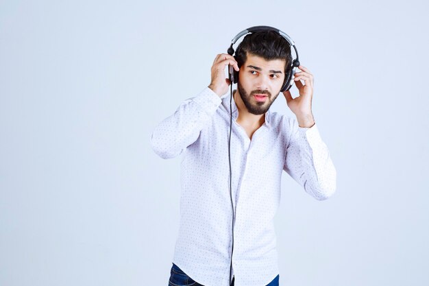 Dj usando sus auriculares y escuchando música