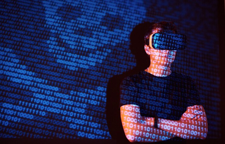 Foto gratuito la doble exposición de un hombre caucásico y un casco de realidad virtual vr es presumiblemente un jugador o un pirata informático que descifra el código en una red o servidor seguro, con líneas de código.