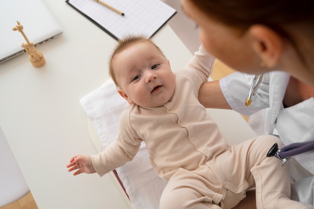 Foto gratuita doctor de alto ángulo con bebé